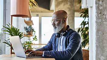 man-typing-on-laptop